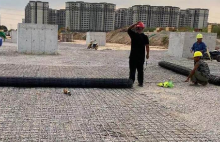 大英土工格栅铺设前地基要怎么处理？